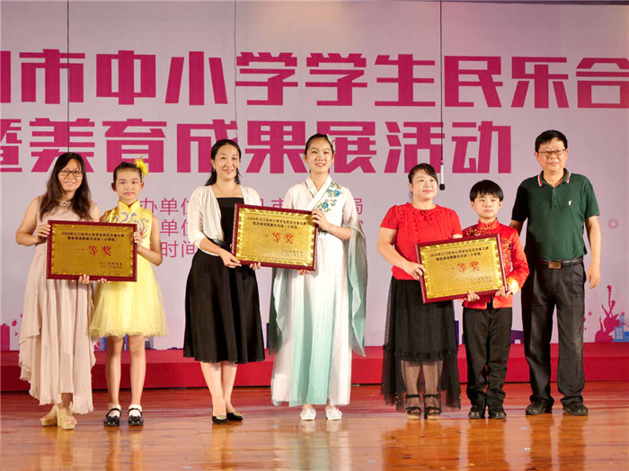小学组一等奖(台城二小,左一).jpg