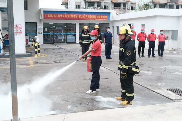 广海镇开展2021年化工行业(加油站)安全生产应急演练与培训5.JPG
