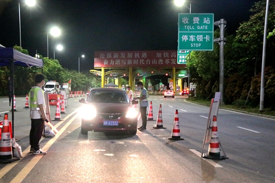 副本0:00  夜深时分,新台高速台城出口健康服务点仍在忙碌着,台城街道党员干部小李已在这里值守了3小时,他查验乘客的粤康码和行程码,并对车辆进行引导。“一天值守下来,运动步数超过万步是常事。”小李笑着说。.jpg