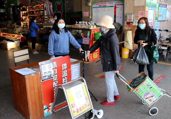 副本6:00  “请扫描和出示场所码,谢谢!”防疫工作人员已经在各农贸市场开始值守工作,为每一位入场群众测温、扫码。.jpg