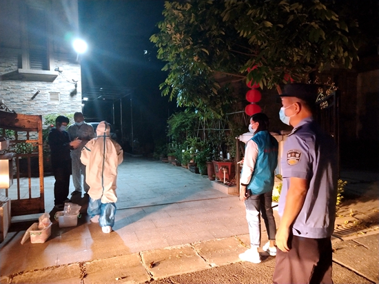 副本20:00  突然接到上级推送信息,台城街道立刻核实,联系网格员、医务人员、公安民警上门入户,对重点人员落实健康管理措施,并及时向市专班反馈情况。.jpg