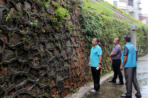 街道干部检查城区挡土墙、城市内涝情况 ,积极与市城管局、自然资源局沟通,研究消除隐患措施.jpg