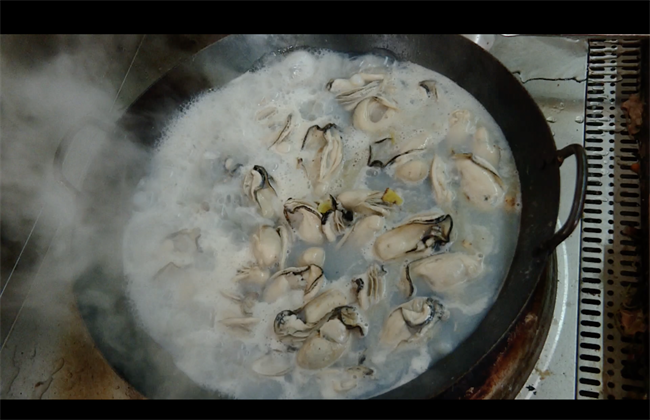 4、图为在烧开的水总放入鲜生蚝,煮半小时后,将煮熟的生蚝捞出,余下的蚝汁过滤后就用慢火熬制。.png
