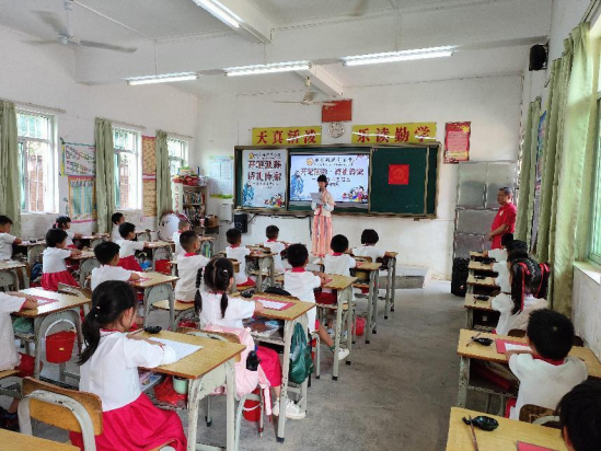 开笔延脉,诗礼传家----台山市开展小学生“开笔礼”暨五邑优秀传统家训诵读活动427.png