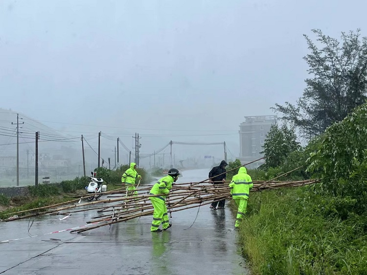 梁建文与村“两委”干部拆除危险建筑,排除风险隐患点 (2).jpg