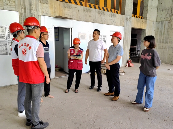 ▲走访在建工地,排查工人情况_副本.jpg