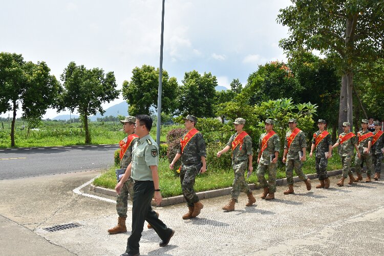 7.入伍新兵步伐坚定(图2).JPG