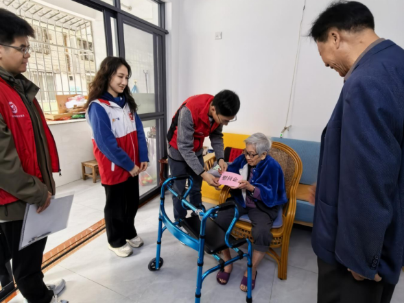 慰问老党员.png